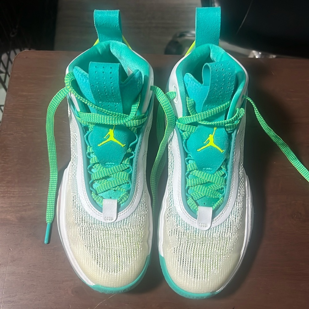 Boys Jordan’s tennis shoe/basketball shoe